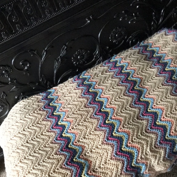 Large Baby Scalloped Crochet Blanket- Easter Color - Picture 4 of 7